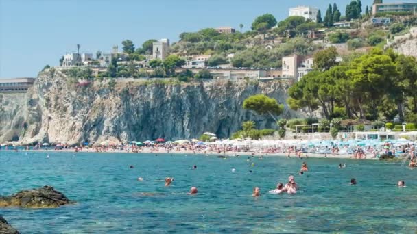 Taormina Sicily Beaches Steep Cliff Background Many People Swimming Enjoying — Stock Video