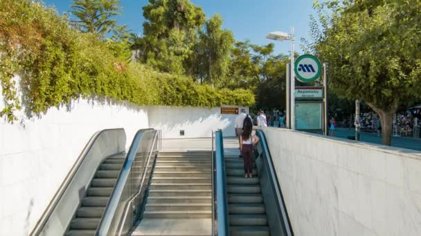 Ateny Grecja Stacja Metra Acropoli Zewnętrzna Osobami Wychodzenia Przez Schody — Wideo stockowe