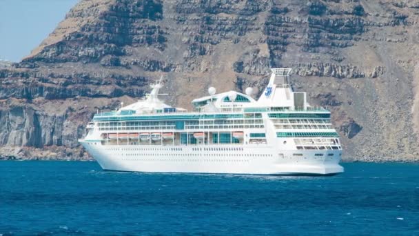 Vize Námořní Výletní Lodi Uzavření Zakotvená Během Návštěvy Řecka Santoríni — Stock video