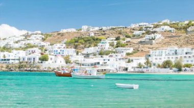 Doğal Akdeniz Ortamında Beyaz Binalar ve Canlı Renklerle Mikonos Yunanistan Adası Kasabası