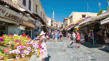 Rodos Yunanistan Renkli Eski Şehir Sokak Sahnesi Turistler Alışveriş Yerel Mağazalar ve Sıcak ve Güneşli Akdeniz Günü Antik Ortaçağ Kenti Arka Planda Süleyman Camii