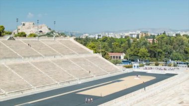 Atina Yunanistan'daki Panathenaic Stadyumu'ndan Akropolis Tepesi'ne Doğru Manzara turistleri ile Güneşli Bir Günde Mavi Gökyüzüile Tarihi Olimpiyat Mekanını Ziyaret Eden Turistlerle Görüş