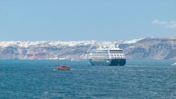 Santorini Grécia Com Azamara Quest Navio Ancorado Caldeira Com Cidade — Vídeo de Stock