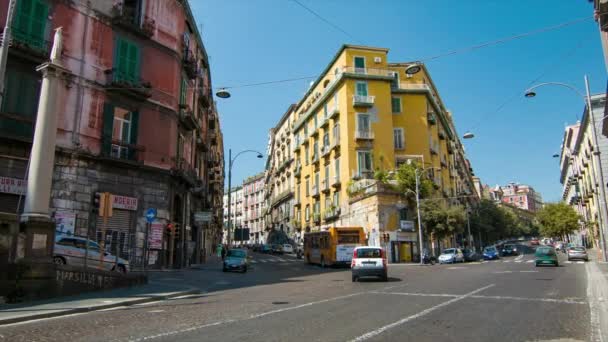 晴れた日にイタリアの都市の丘陵斜面で車のトラフィックとの交差点でナポリイタリア活気に満ちたナポリの街のストリートシーン — ストック動画