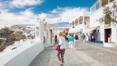 Santorini Yunanistan Turistler Geleneksel Yunan Tarzı Binalar Dan Suya Aşağı Dramatik Manzaralı Thira Town Streets Exploring