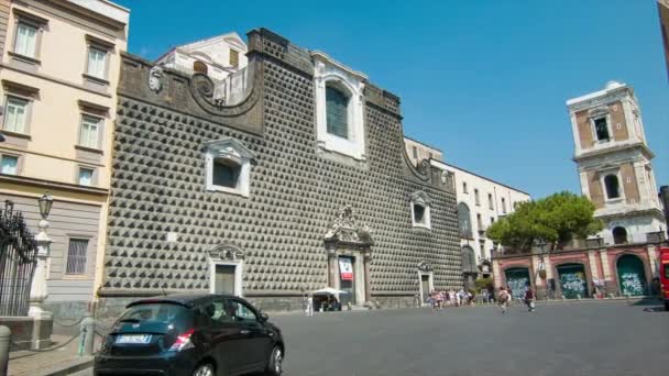 Neapel Italien Kirche Ges Nuovo Außen Mit Fahrzeugen Und Touristen — Stockvideo