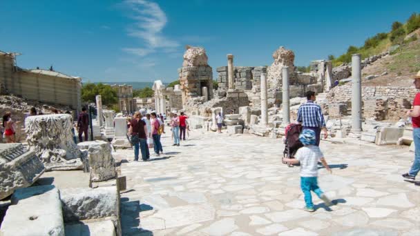 塞尔丘克土耳其家庭参观古罗马城市埃弗索斯探索土耳其著名旅游景点的历史考古大理石遗址 — 图库视频影像