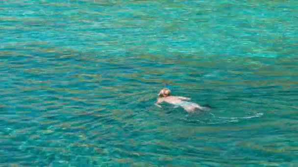 Snorkel Mujer Clear Blue Mediterranean Sea Water Anthony Quinn Bay — Vídeos de Stock