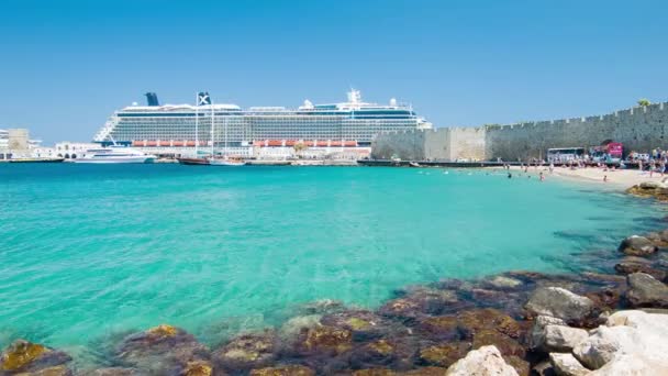 Plovoucí Výletní Loď Rhodos Řecku Starém Městě Turisty Pláži Plavání — Stock video