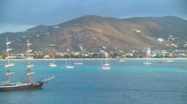 Philipsburg St Maarten Tropikal Liman Manzara Egzotik Mavi Su ve Dağlık Ada Arka Plan Demirli Yelkenli ile Great Bay