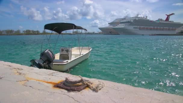 Hafenpier Szene Nassau Bahamas Mit Kleinem Motorboot Und Großen Kreuzfahrtschiffen — Stockvideo