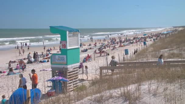 Carolina Beach Scene Hot Summers Day Sunbathing Tourrists Enjoying Atlantic — стоковое видео