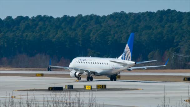 United Express Embraer Erj 170 Jet Airliner Taxiing Bandar Udara — Stok Video