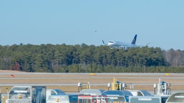 United Express Embraer Erj 170 Jet Airliner Lądowania Lotnisku Raleigh — Wideo stockowe