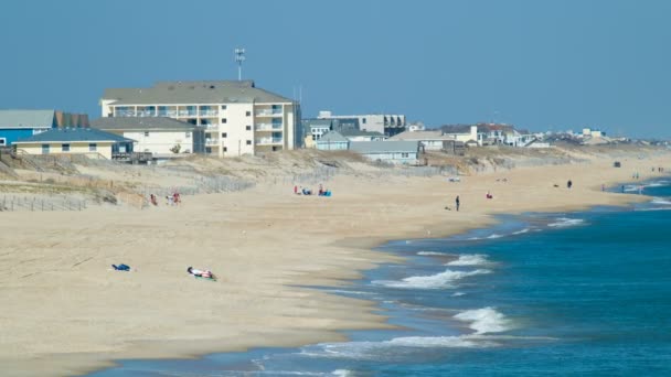 캐롤라이나 은행의 Nags Head Beach와 해안가 화창한 날씨를 즐기는 사람들 — 비디오