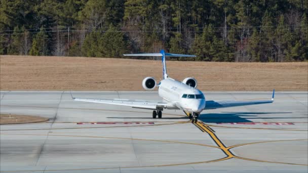 United Express Bombardier 600 Jet Airliner Llegando Aeropuerto Raleigh Durham — Vídeo de stock