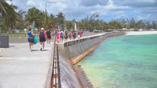 Nassau Bahama Tourists Walking Tropical Oceanfront Cruise Excursion While Visiting — Stok Video