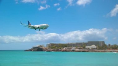 Philipsburg St. Maarten United Airlines Boeing 737 Jet Landing Princess Juliana Uluslararası Havaalanı Sxm Üzerinde İnsanlar Maho Beach Karayipler'de Güneşli Bir Gün sırasında