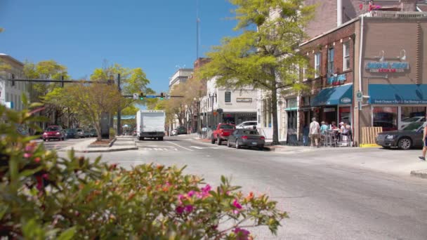 威尔明顿 市中心市场街场景与游客和餐馆在历史北卡罗来纳州城市的阳光日 — 图库视频影像
