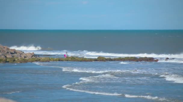 Samotná Žena Pobřežních Skalách Rozbití Atlantických Oceánů Během Slunečného Dne — Stock video