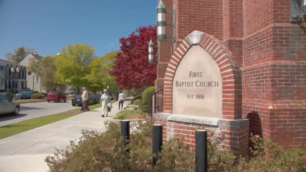 Wilmington Pessoas Saindo Primeira Igreja Batista Saindo Edifício Histórico Após — Vídeo de Stock