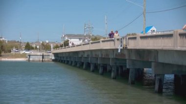 Wilmington Nc İnsanlar Kuzey Carolina Güneşli Summers Günü Wrightsville Beach Banks Kanal Köprüsü Üzerinde Yürüyüş