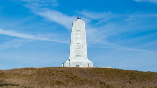Памятник Братьям Райт Вершине Kill Devil Hill Рассматривается Солнечным Утром — стоковое видео