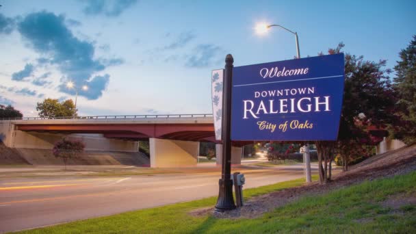 Bienvenue Centre Ville Raleigh Ville Chênes Signe Timelapse Avec Passage — Video