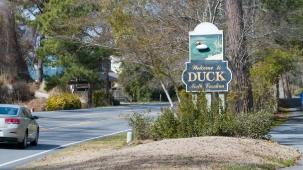 Willkommen Duck North Carolina Zeichen Als Treibende Fahrzeuge Und Menschen — Stockvideo