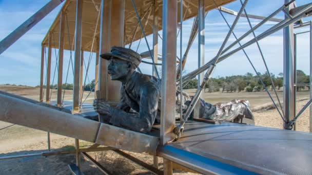 Orville Wright Rzeźba Flyer Model Ich Pomnik Przedstawiający Pierwszy Lot — Wideo stockowe