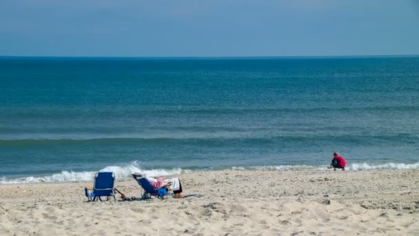 Människor Njuter Och Avkopplande Avlägsen Sandstrand Yttre Stranden North Carolina — Stockvideo
