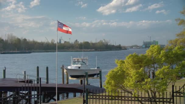 Wilmington Boat Lift Cape Fear River Med Viftande Flagga North — Stockvideo