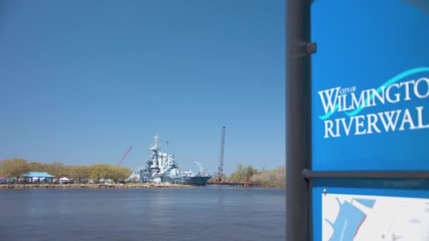 Wilmington Riverwalk Schild Mit Schlachtschiff Uss North Carolina Hintergrund Cape — Stockvideo