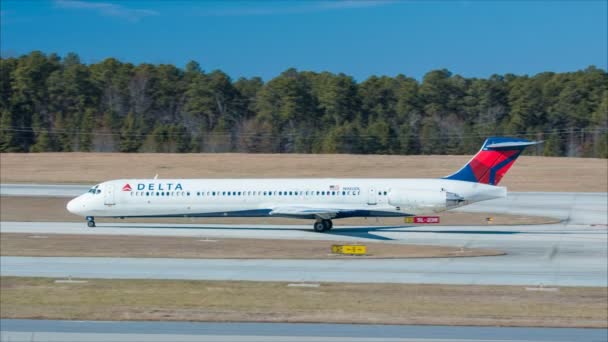 达美航空公司 商用喷气式客机在北卡罗来纳州外阳光明媚的日子在罗利 达勒姆国际机场滑行 — 图库视频影像