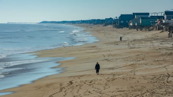 Plaża Kitty Hawk North Carolina Ludźmi Chodzenie Wzdłuż Piasku Między — Wideo stockowe