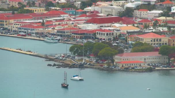 圣托马斯美国维尔京群岛市中心夏洛特阿马利海滨城市建筑外部在流行的加勒比岛目的地 — 图库视频影像