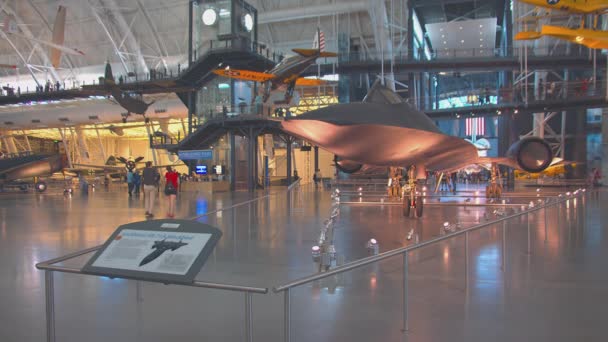 Waszyngton Ludzie Przeglądający Lockheed 71A Blackbird Wyświetlaczu Narodowym Muzeum Powietrza — Wideo stockowe