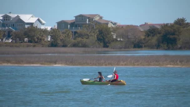 威尔明顿Nc皮划艇在沿海水道与两个人在皮划艇在阳光明媚的一天 赖特斯维尔海滩北卡罗来纳州 — 图库视频影像