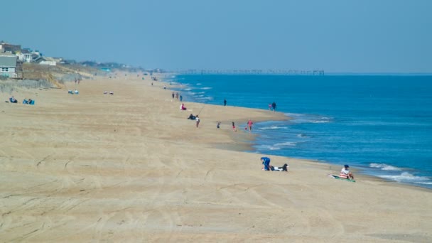 Zewnętrzne Banki Odwiedzających Nags Head Beach Północnej Karolinie Ciesząc Atlantyku — Wideo stockowe