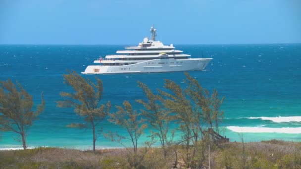 Luxusní Jachta Zakotvená Pobřeží Tropického Baham Exotickém Tyrkysově Modré Vodě — Stock video