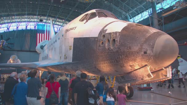 Washington Zwiedzanie Przewodnikiem Promu Kosmicznego Discovery Wyświetlaczu Narodowym Muzeum Powietrza — Wideo stockowe