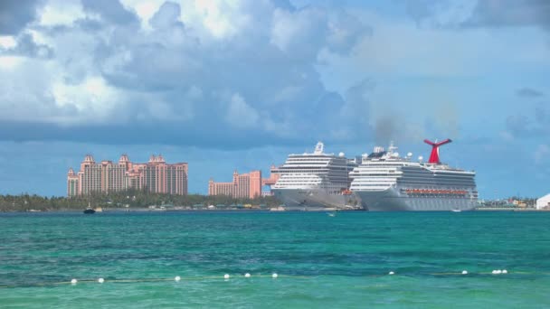 Nassau Bahamas Dockad Kryssningsfartyg Hamn Med Atlantis Resort Bakgrunden Solig — Stockvideo