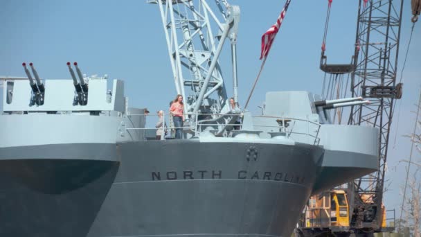 Wilmington Nsanlar Güverte Uss Battleship North Carolina Onların Ziyaret Sırasında — Stok video