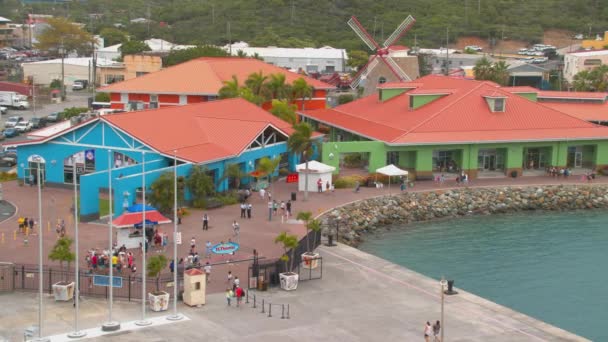 圣托马斯美国维尔京群岛皇冠湾游轮港口购物大楼外部与抵达乘客 — 图库视频影像