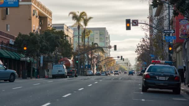 Escena Callejera Ciudad San Diego Con Vehículos Conducción Coche Policía — Vídeos de Stock