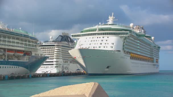 フィリップスバーグセントマールテン訪問クルーズ船は カリブ海の熱帯の海と晴れた日に港にドッキング — ストック動画