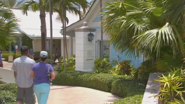 Nassau Bahamas Couple Walking Marina Village Atlantis Sunny Day Visiting — Stock Video