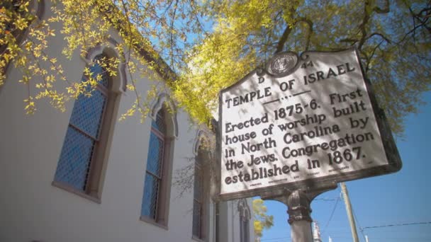 Wilmington Tempel Van Israël Exterieur Signage Close Met Historische Informatie — Stockvideo