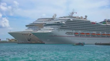 Nassau Bahamalar Çifti Büyük Ziyaret Karnaval ve Msc Cruise Ships Ünlü Bahama Capitol Port Çağrı Tropik Su ile Güneşli Bir Günde Demirledi
