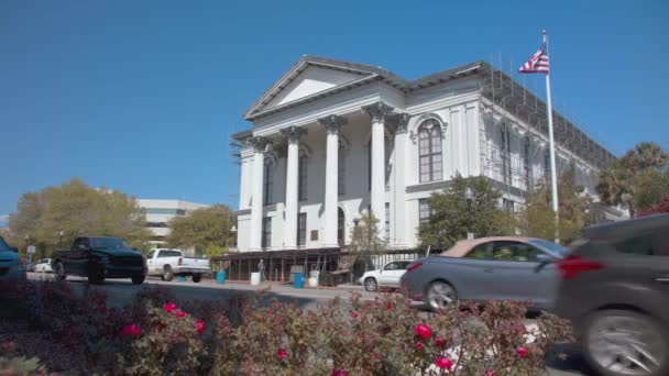 歴史的なノースカロライナ市のランドマークで車両通行を通過するダウンタウンのウィルミントンNcタリアン市役所の建物の外観 — ストック動画